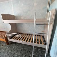 Letto a castello legno chiaro con scala e spondine