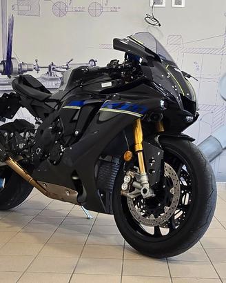 YAMAHA  R1M