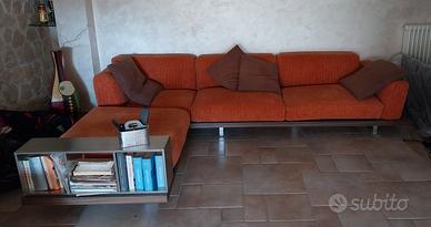 Divano base legno con cuscini in stoffa