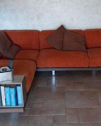 Divano base legno con cuscini in stoffa