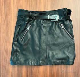 Minigonna in Pelle Nera Bershka (Taglia M)