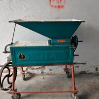 Torchio e pigiatrice per uva