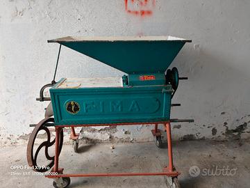 Torchio e pigiatrice per uva