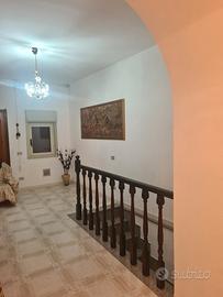 Casa su due livelli con garage privato