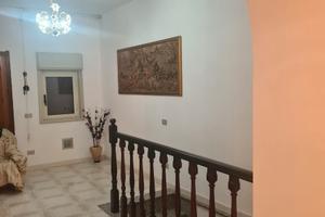 Casa su due livelli con garage privato