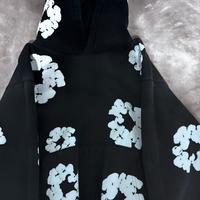felpa nera a fiori