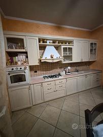 cucina con frigo americano