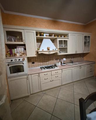 cucina con frigo americano