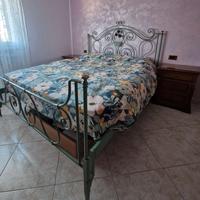 Camera completa in noce e letto in ferro battuto 