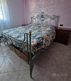 Camera completa in noce e letto in ferro battuto 