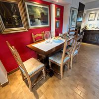 Tavolo con sedie in legno di noce