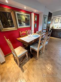 Tavolo con sedie in legno di noce