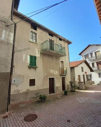 Casa indipendente di 218 m² con più di 5 locali a 