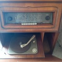 mobiletto con stereo e giradischi