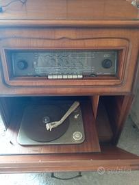 mobiletto con stereo e giradischi
