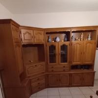 mobile ad angolo con vetrina per salotto