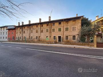 COMPENDIO IMMOBILIARE DA RISTRUTTURARE - IDEALE...