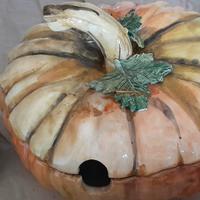 Zuppiera in ceramica con coperchio.