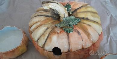 Zuppiera in ceramica con coperchio.