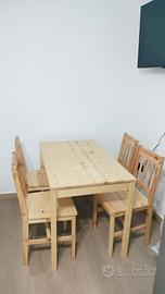 Tavolo e 4 sedie in legno
