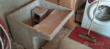 vecchia vasca in pietra