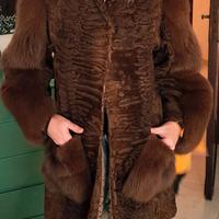 Pelliccia si Astraka e maniche di volpe