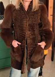 Pelliccia si Astraka e maniche di volpe