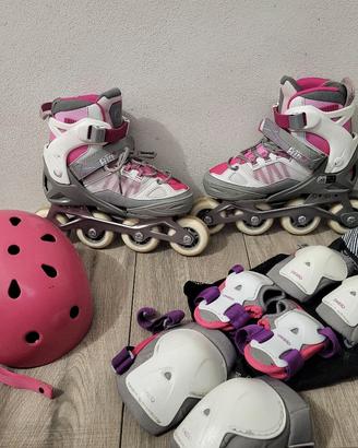 Pattini roller con casco e protezioni ginocchia...