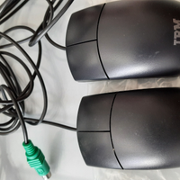 Un Mouse IBM Vintage a due tasti di colore Nero