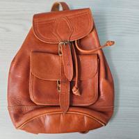 Zainetto in pelle con chiusura a cinturino - 9€