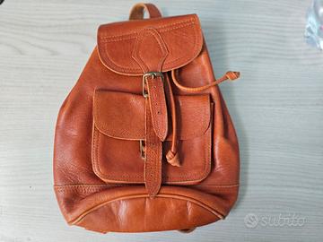 Zainetto in pelle con chiusura a cinturino - 9€