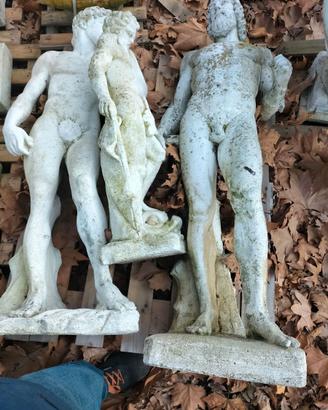 Statue usate e basamenti ornamentali per giardini