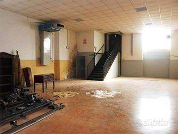 Immobile di 200 m² con 1 locale e box auto a Lucca