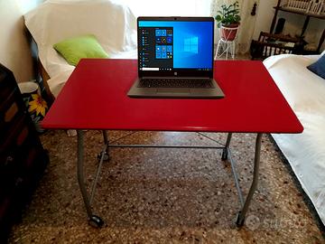 Tavolino mobile porta computer con ruote (e freno)