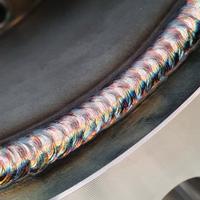 Artigiano saldatore carpentiere