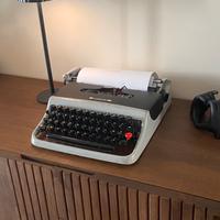 Macchina da scrivere Olivetti lettera 22 “custom”