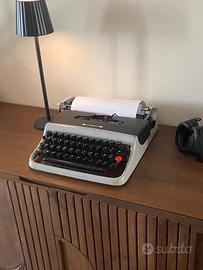 Macchina da scrivere Olivetti lettera 22 “custom”