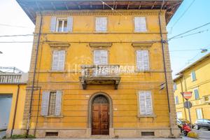 APPARTAMENTO CON LOCALE COMMERCIALE