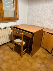 Scrivania con sedia