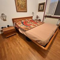 Letto matrimoniale con comodini in legno