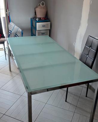 Tavolo in vetro frigo e divano