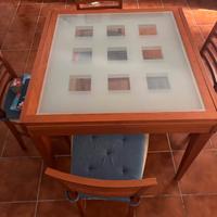 Tavolo allungabile con 4 sedie + Vetrina