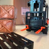 Muletto giocattolo con pallet e casse