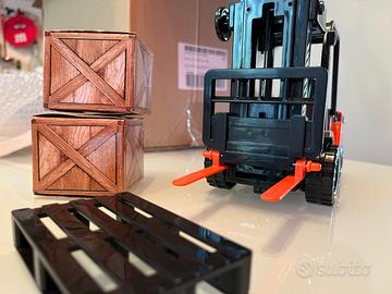 Muletto giocattolo con pallet e casse