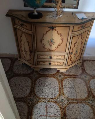 credenza bombata in stile barocco veneziano
