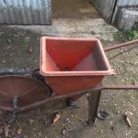Antica carriola per semina