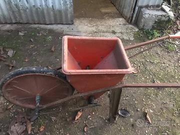 Antica carriola per semina
