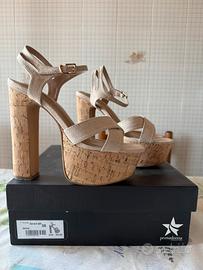 Sandali platform beige con tacco alto sughero