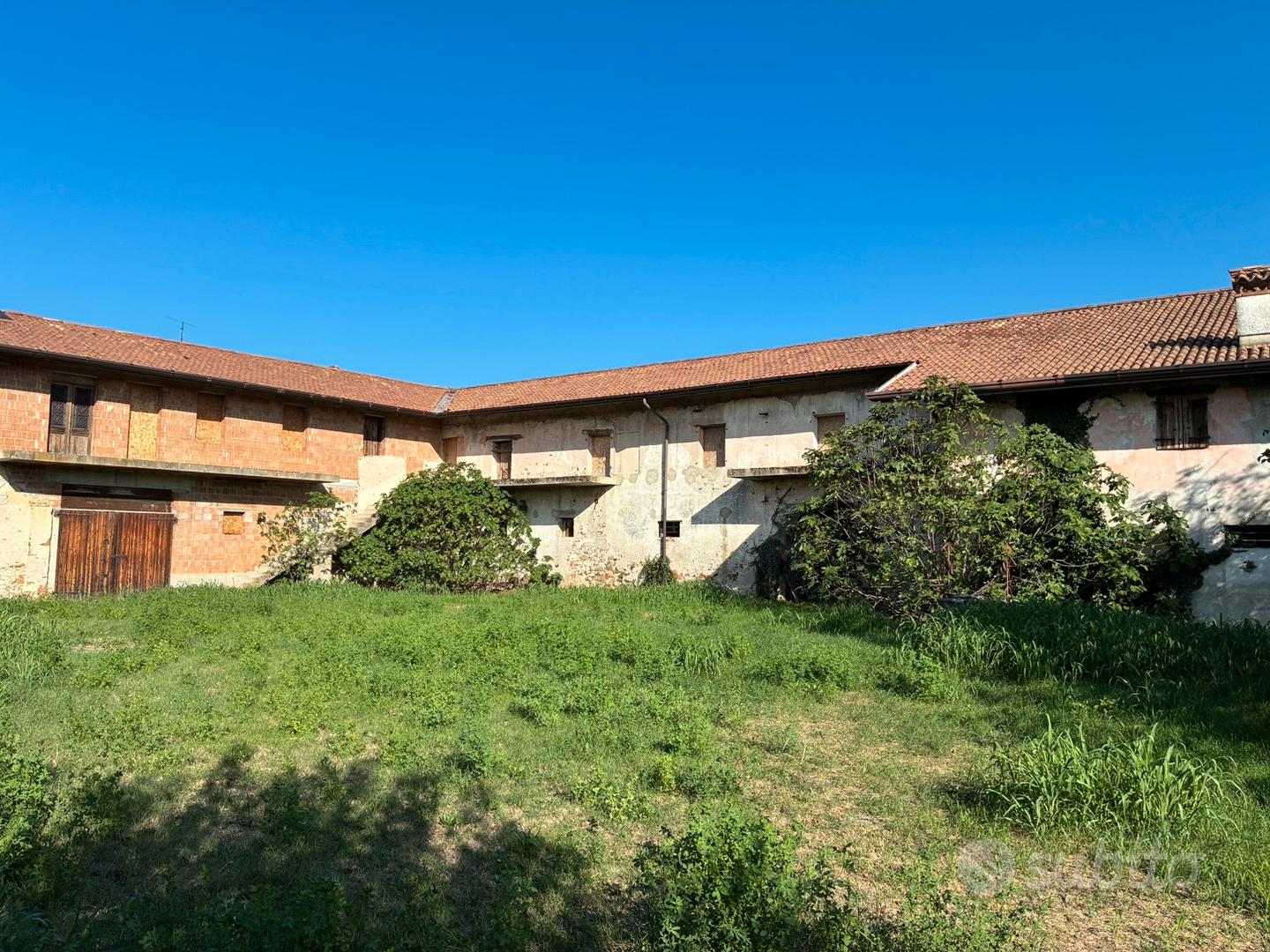 Casale rustico con ampio terreno - Vista 3