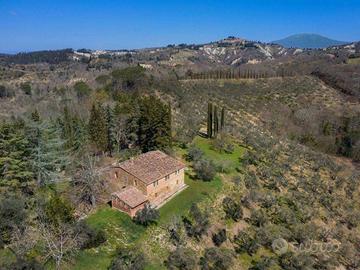 Rustico / Casale di 400 m² con 5 locali e box auto